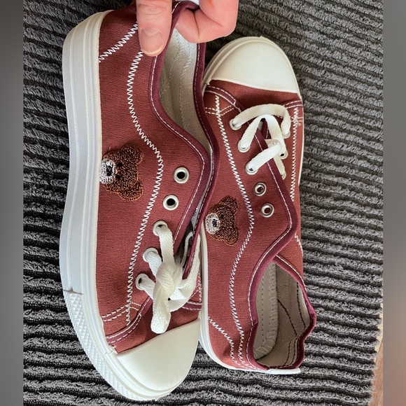Super cute bear shoes. Women’s 8.5 - Picture 3 of 3